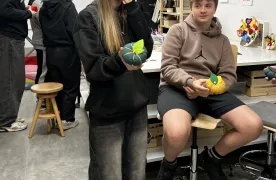 Uczniowie pookazują swoje prace