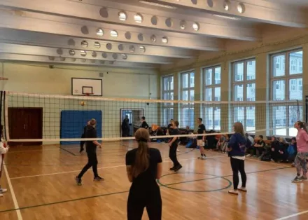 Mecz kadra z uczniami.