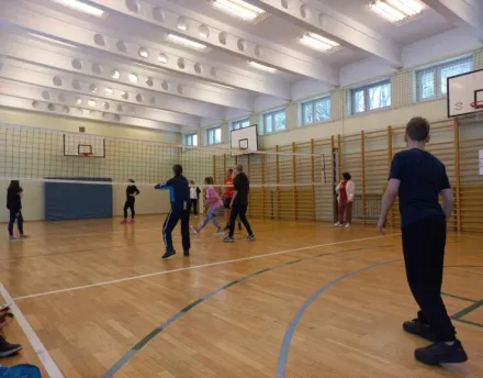 Mecz kadra z uczniami.