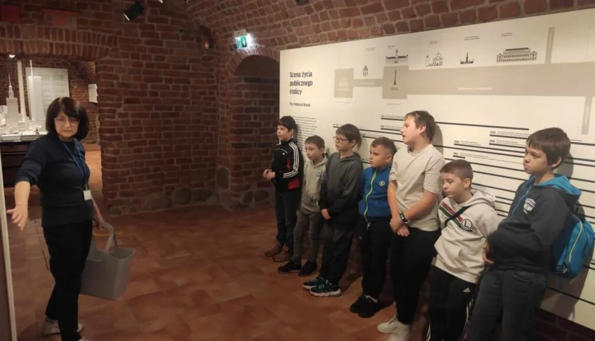 OPIS DO ZDJ: DZIECI NA LEKCJI MUZEALNEJ