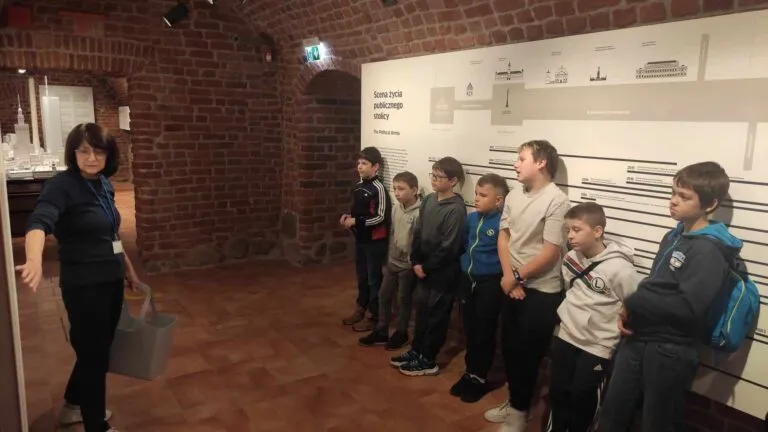 OPIS DO ZDJ: DZIECI NA LEKCJI MUZEALNEJ