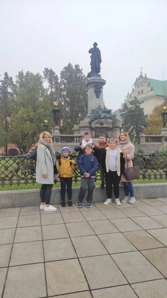 OPIS DO ZDJ: DZIECI NA LEKCJI MUZEALNEJ