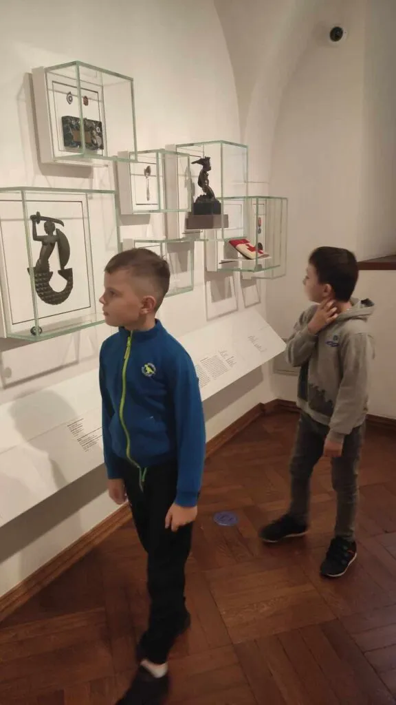 OPIS DO ZDJ: DZIECI NA LEKCJI MUZEALNEJ