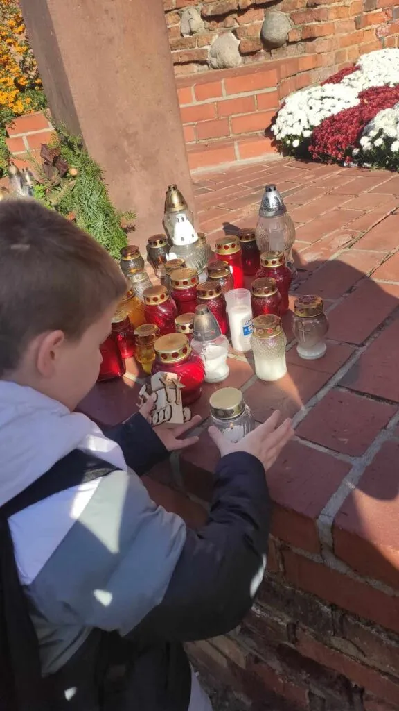 Klasy 1-3 w tym roku razem ze swoimi wychowawcami wzięli udział w Akcji SZKOŁA PAMIĘTA. Odwiedziliśmy Pomnik Małego Powstańca w Warszawie.     opis do zdjęcia: uczeń pali znicz przy pomniku opis do zdj: uczniowie oddają cześć pamięci poległym rówieśnikom podczas II WOJNY ŚWIATOWEJ