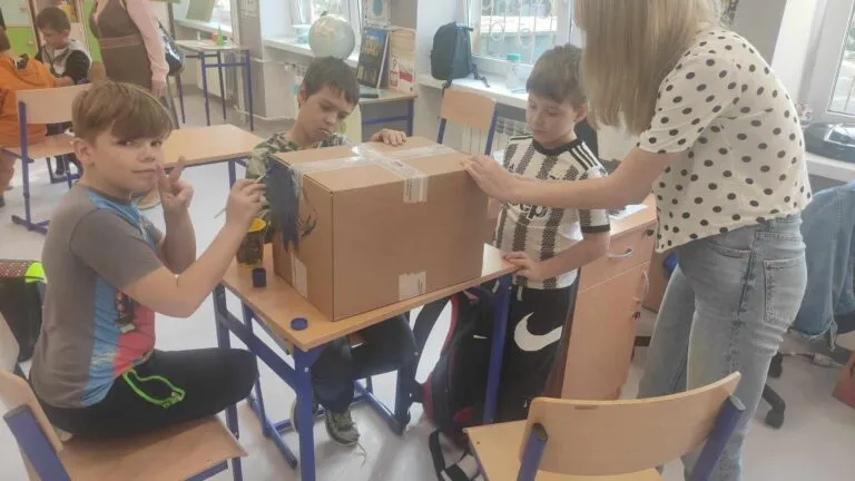 Opis do zdjęć z lidla: Dzieci, przygotowują pudełka na zbiórkę TALENCIAKÓW.