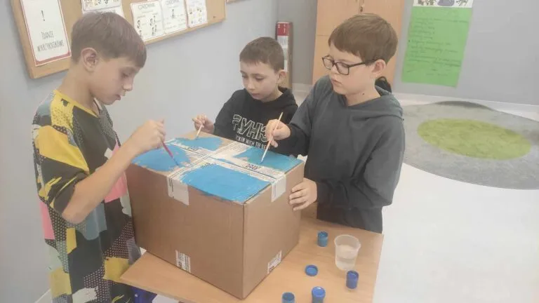 Opis do zdjęć z lidla: Dzieci, przygotowują pudełka na zbiórkę TALENCIAKÓW.