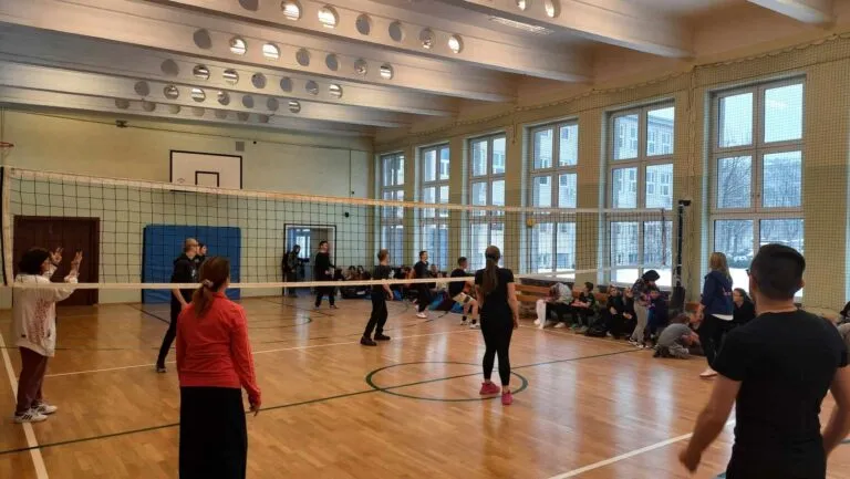 Mecz kadra z uczniami.