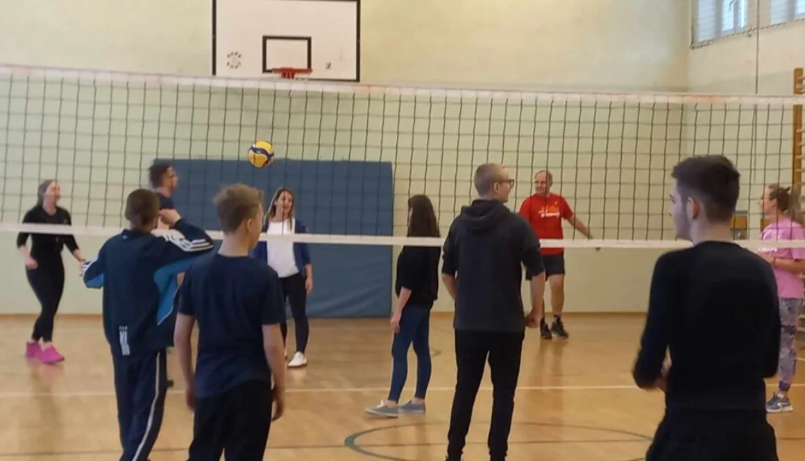 Mecz kadra z uczniami.