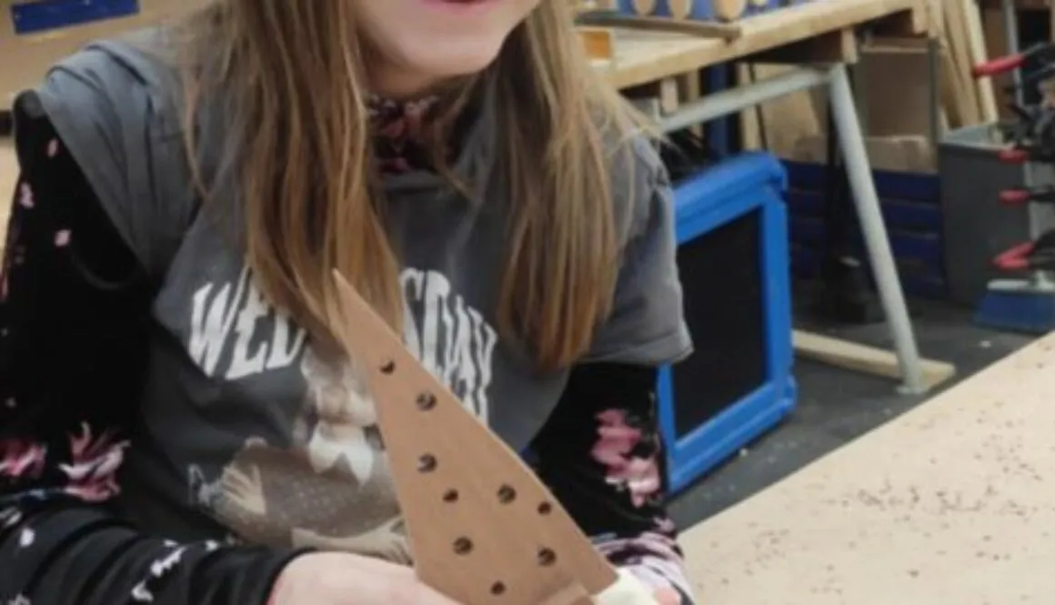 17.12 wycieczka 3a po warszawskiej Starówce, a po drodze odwiedziny w naszym ulubionym FabLabie. To był czas choinek z drewna …☺️