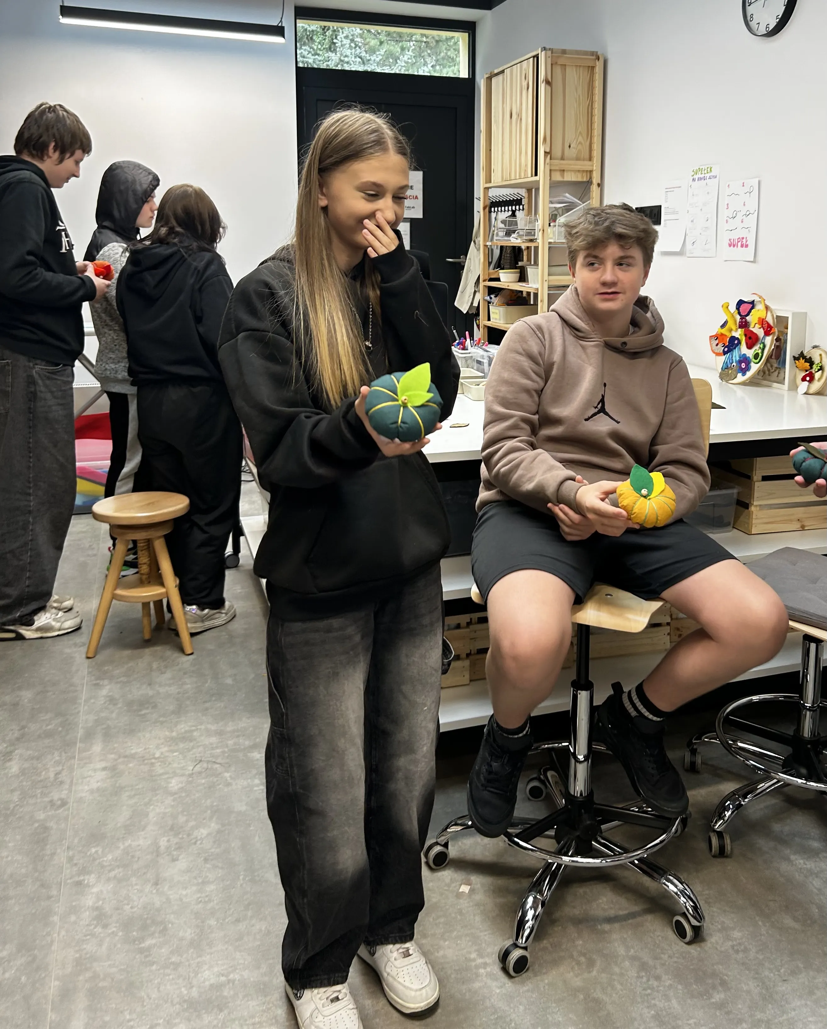 Uczniowie pookazują swoje prace