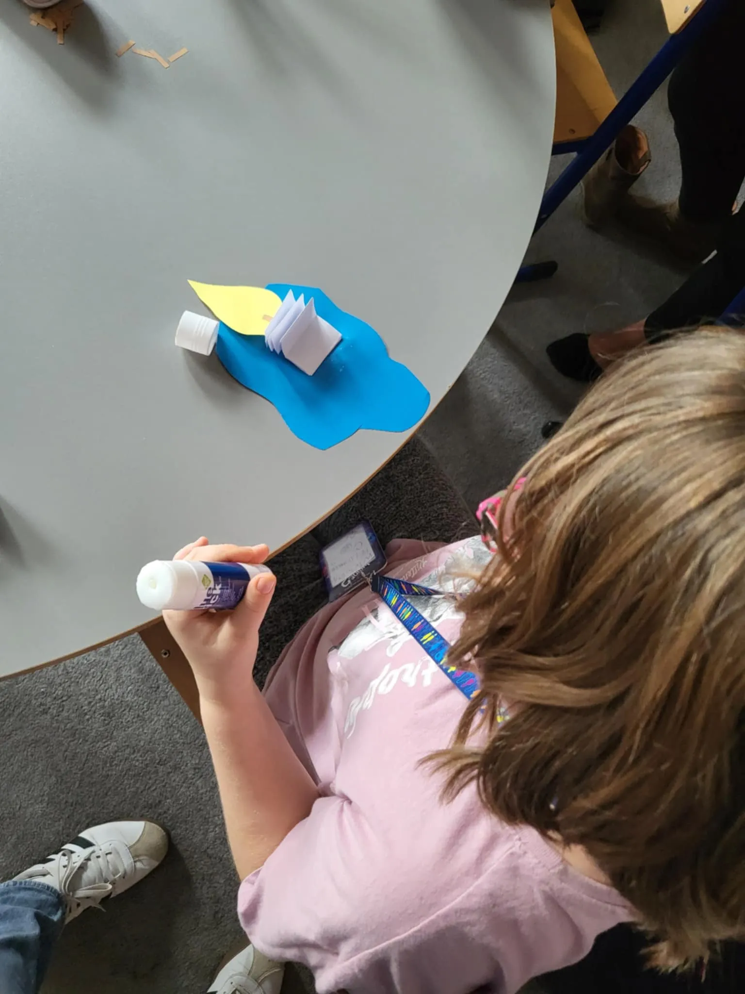 Uczennica wykonuje pracę plastyczną- Znicz