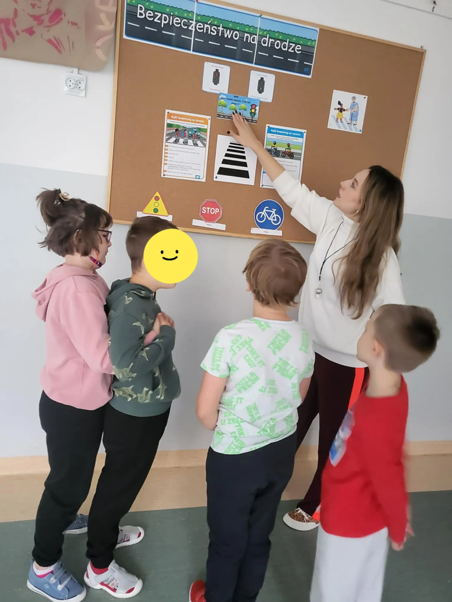 Dzieci uczą się bezpiecznych zachowań na drodze
