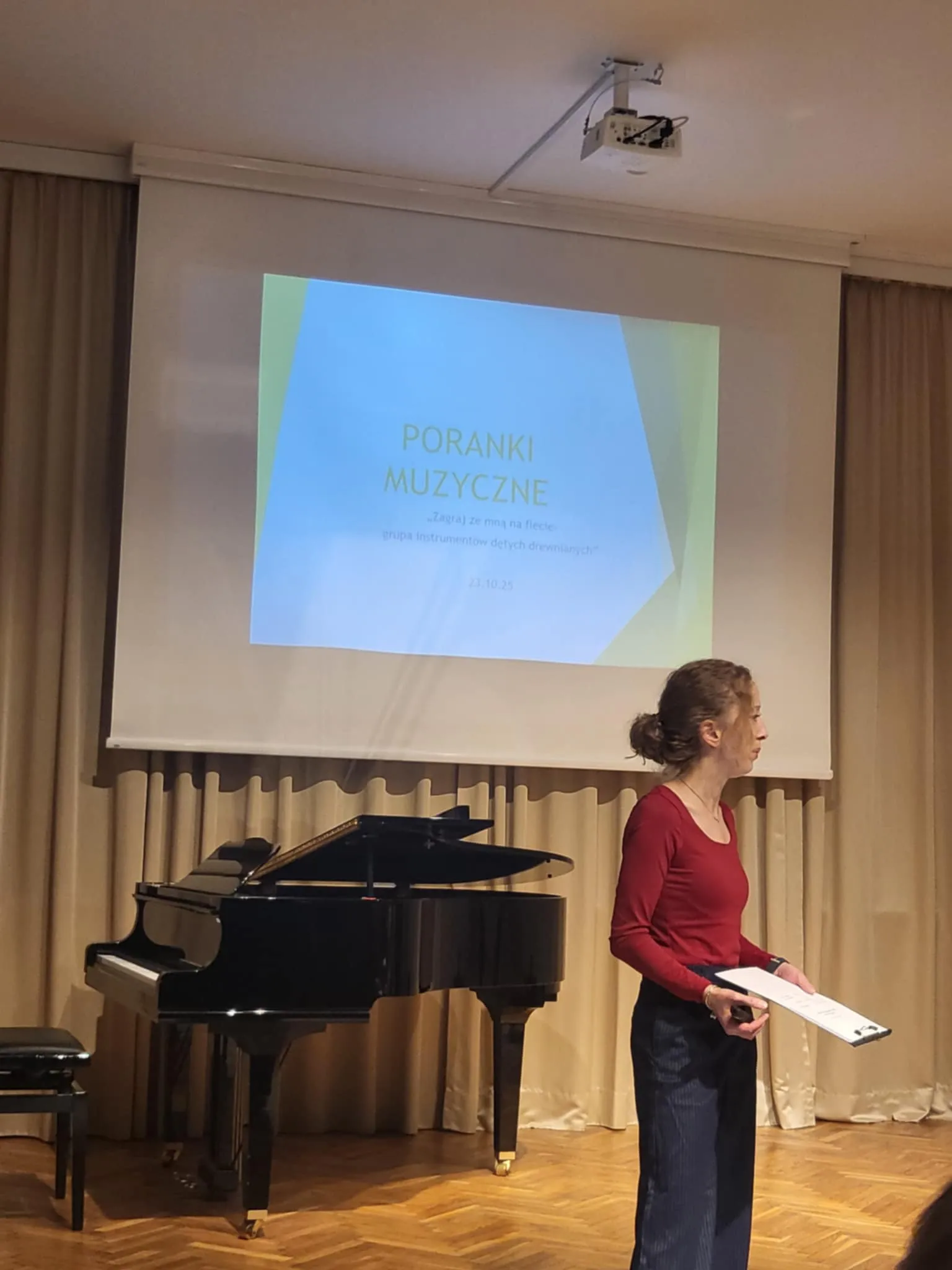 Dzieci słuchają rozpoczęcia muzycznej lekcji 