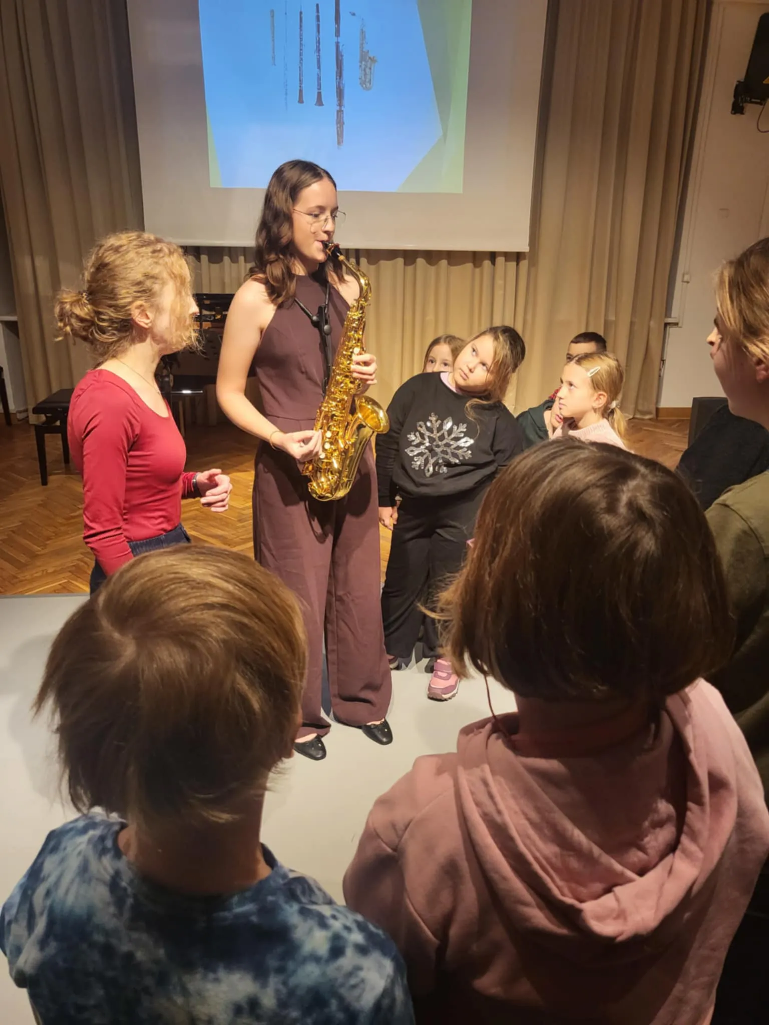 Uczniowie słuchają repertuaru muzycznego 