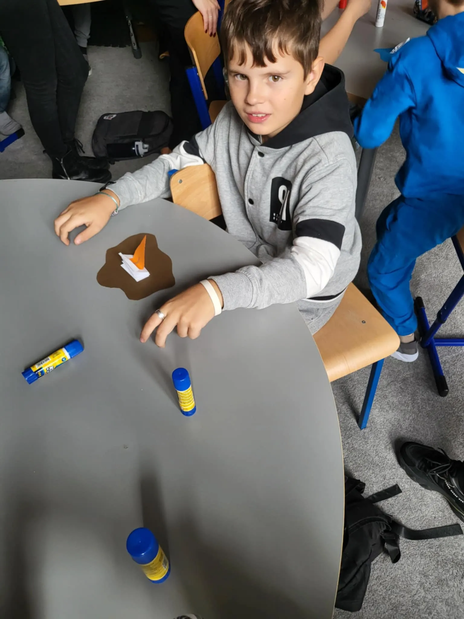 Uczeń wykonuje pracę plastyczną- Znicz