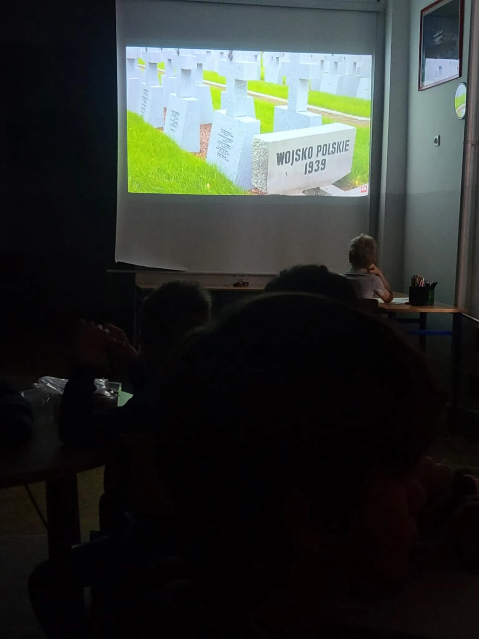 Dzieci zapoznają się z prezentacją multimedialną nt. Święta Zmarłych 