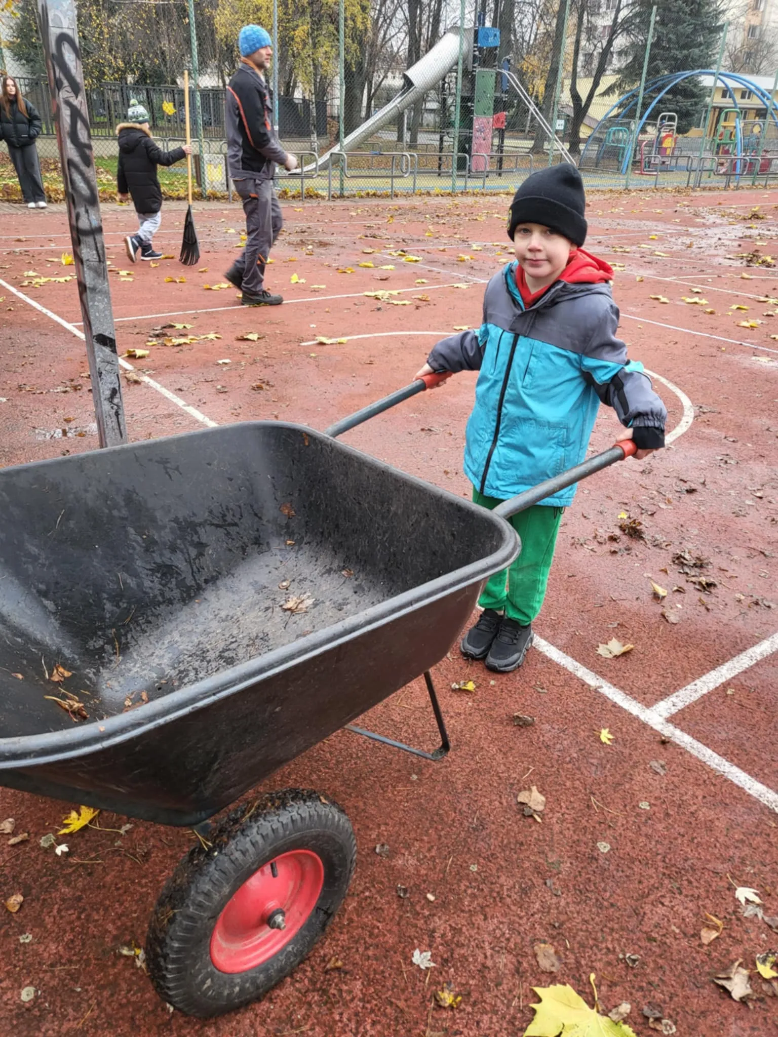 Uczeń prowadzi taczkę