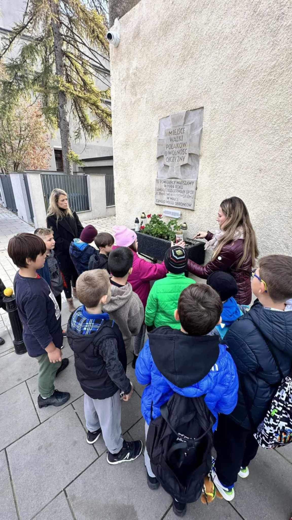 Odwiedzenie miejsca pamięci przez uczniów przy ulicy Odyńca w Warszawie