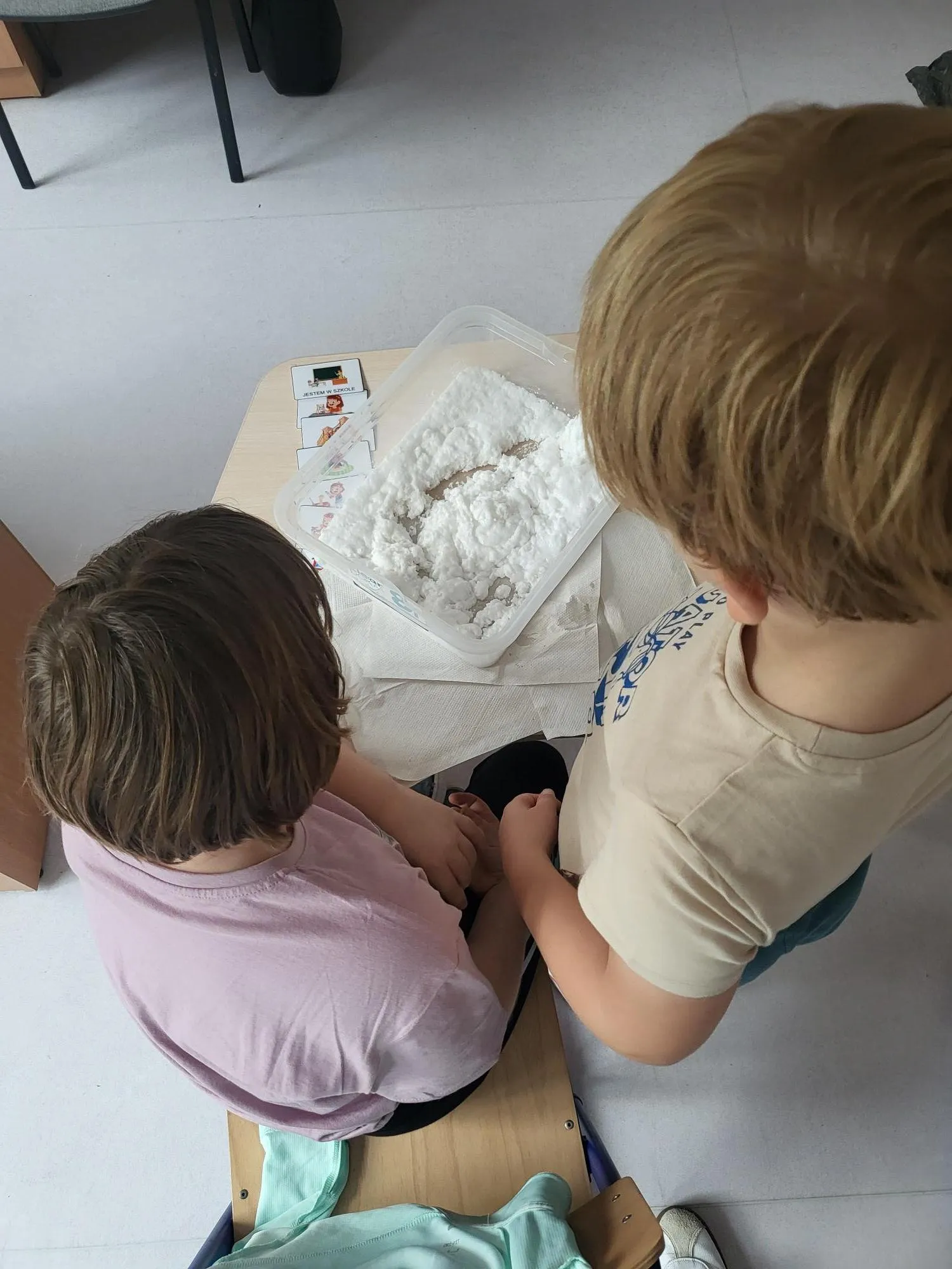 Dzieci wykonują kule do kąpieli 