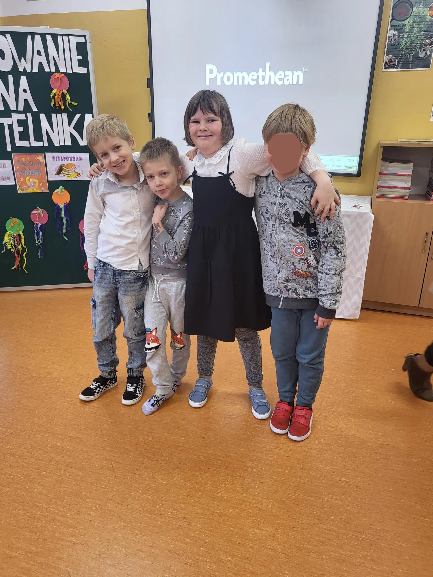 Uczniowie podczas pasowania na czytelnika 