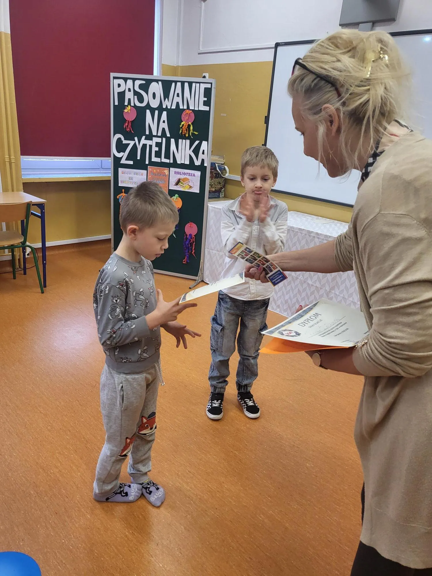 Uczniowie podczas pasowania na czytelnika 