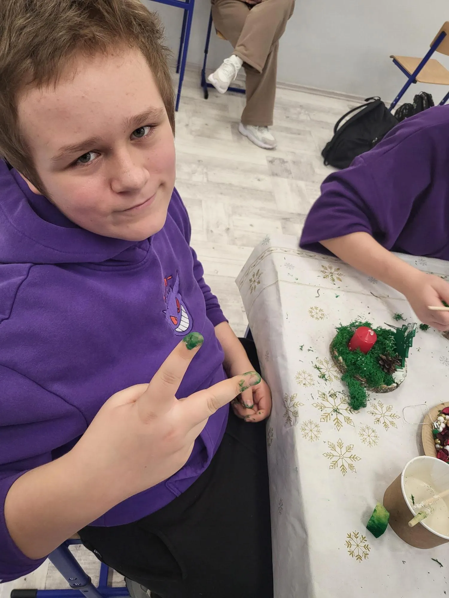 Uczniowie na warsztatach świątecznych 