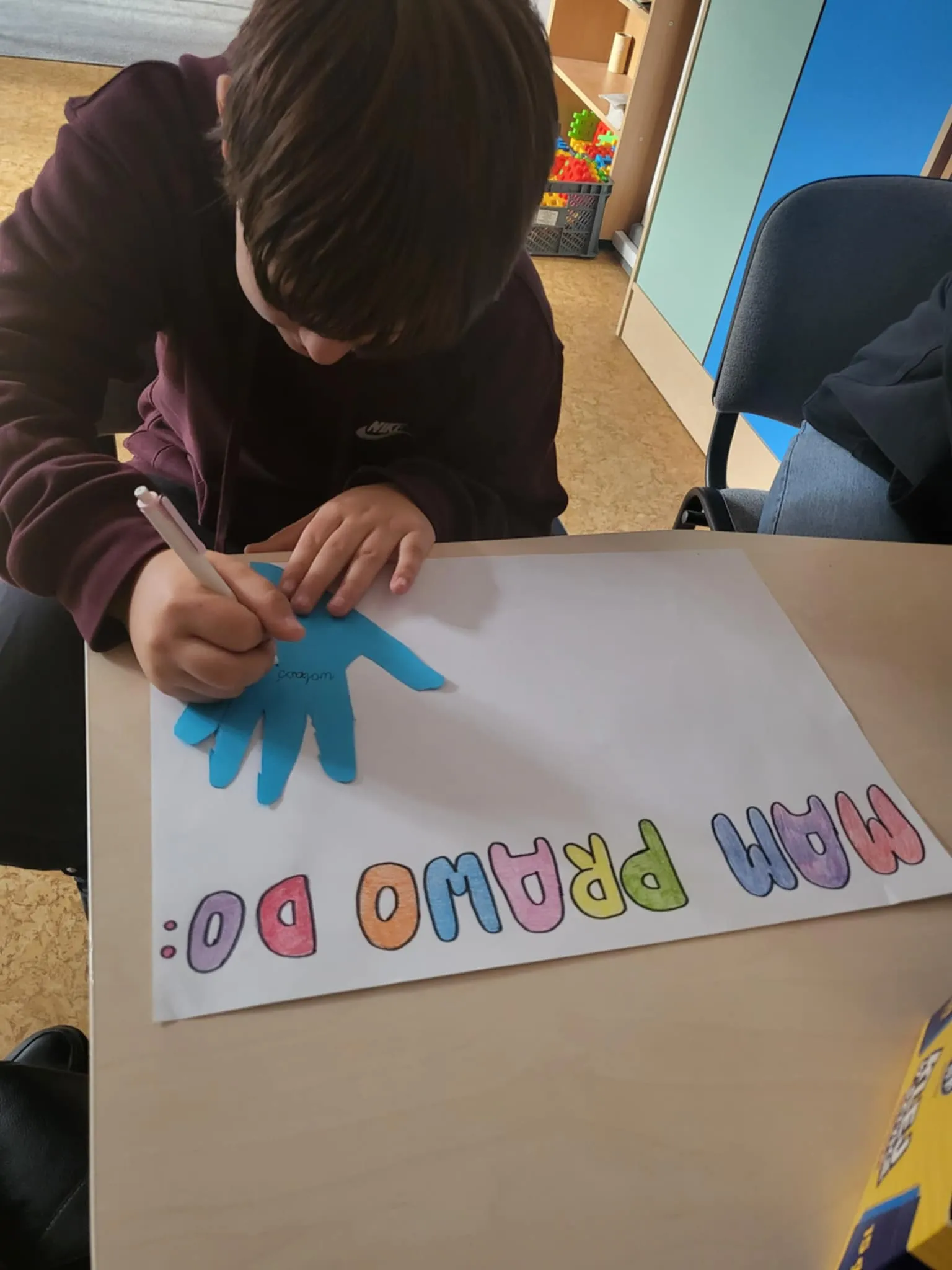 Uczennica wykonuje pracę plastyczną