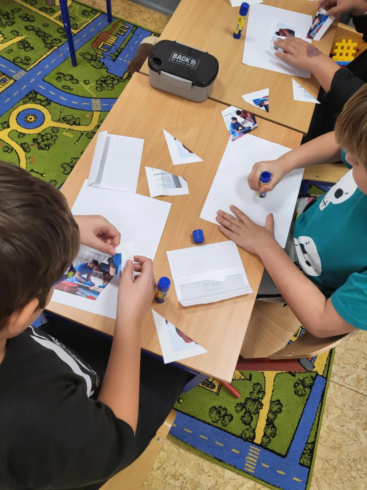 Układanie puzzli  "Pierwsza Pomoc"