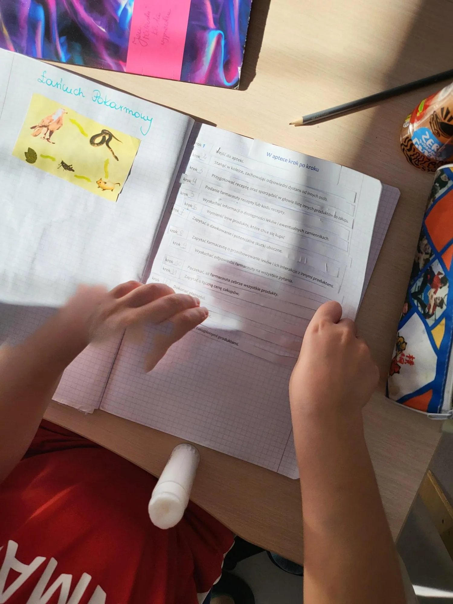 Dzieci uczą się jak dokonywać zakupu w aptece