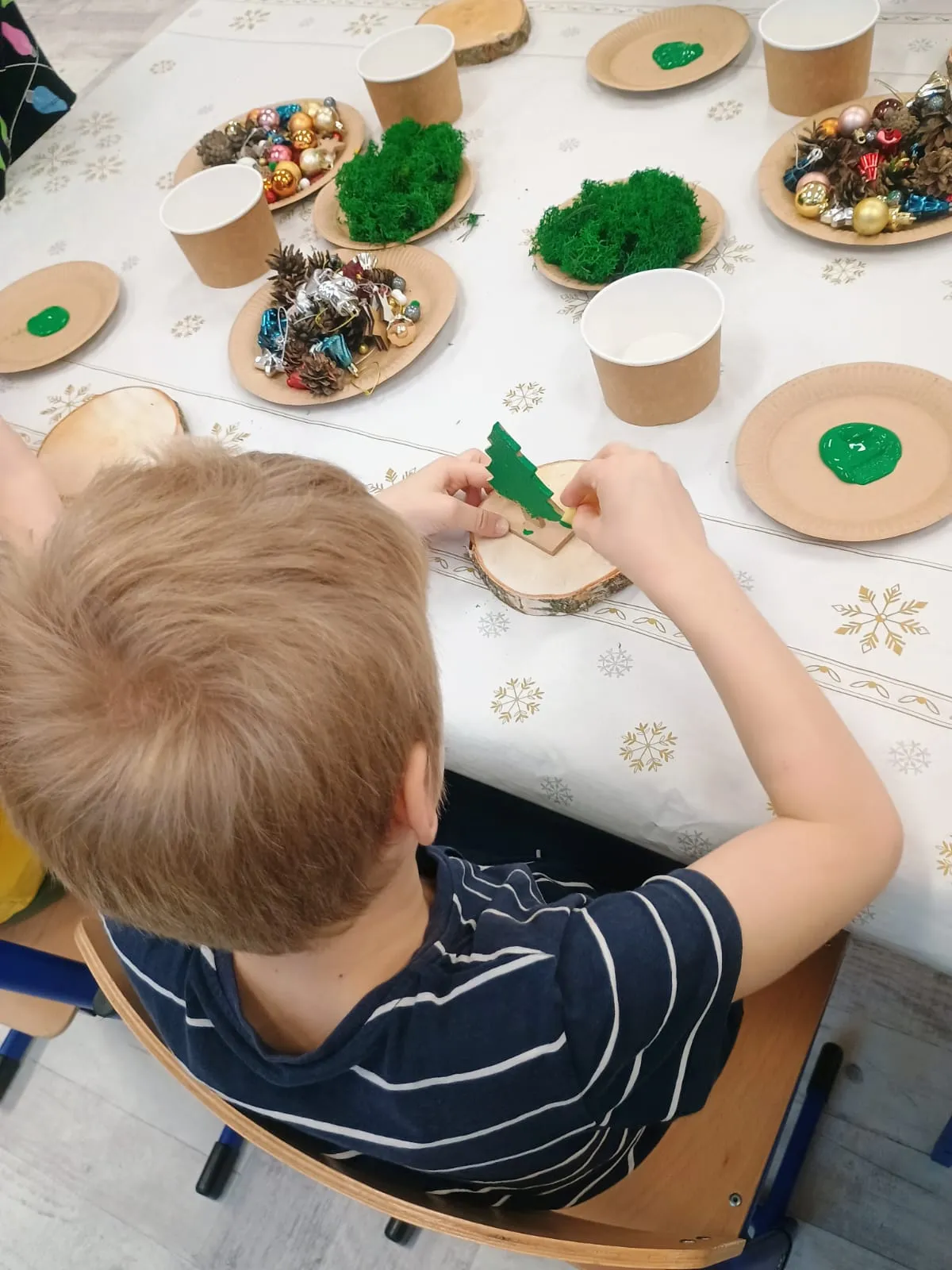 Uczniowie na warsztatach świątecznych 