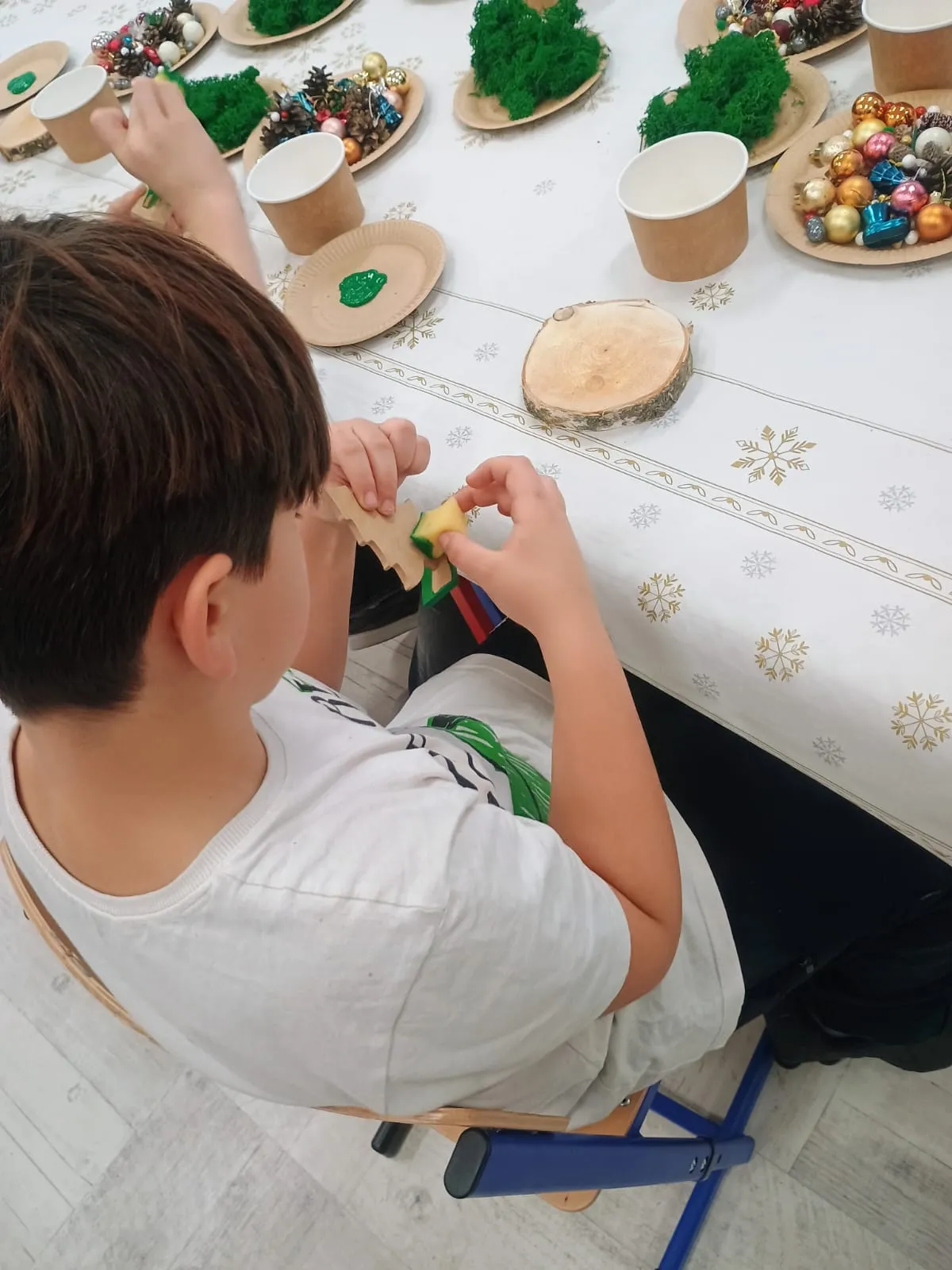 Uczniowie na warsztatach świątecznych 