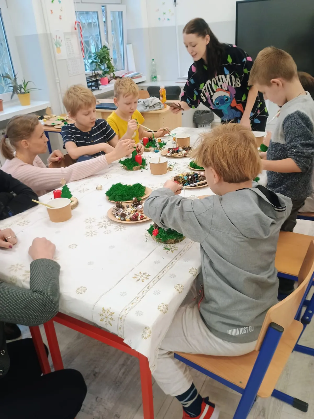 Uczniowie na warsztatach świątecznych 
