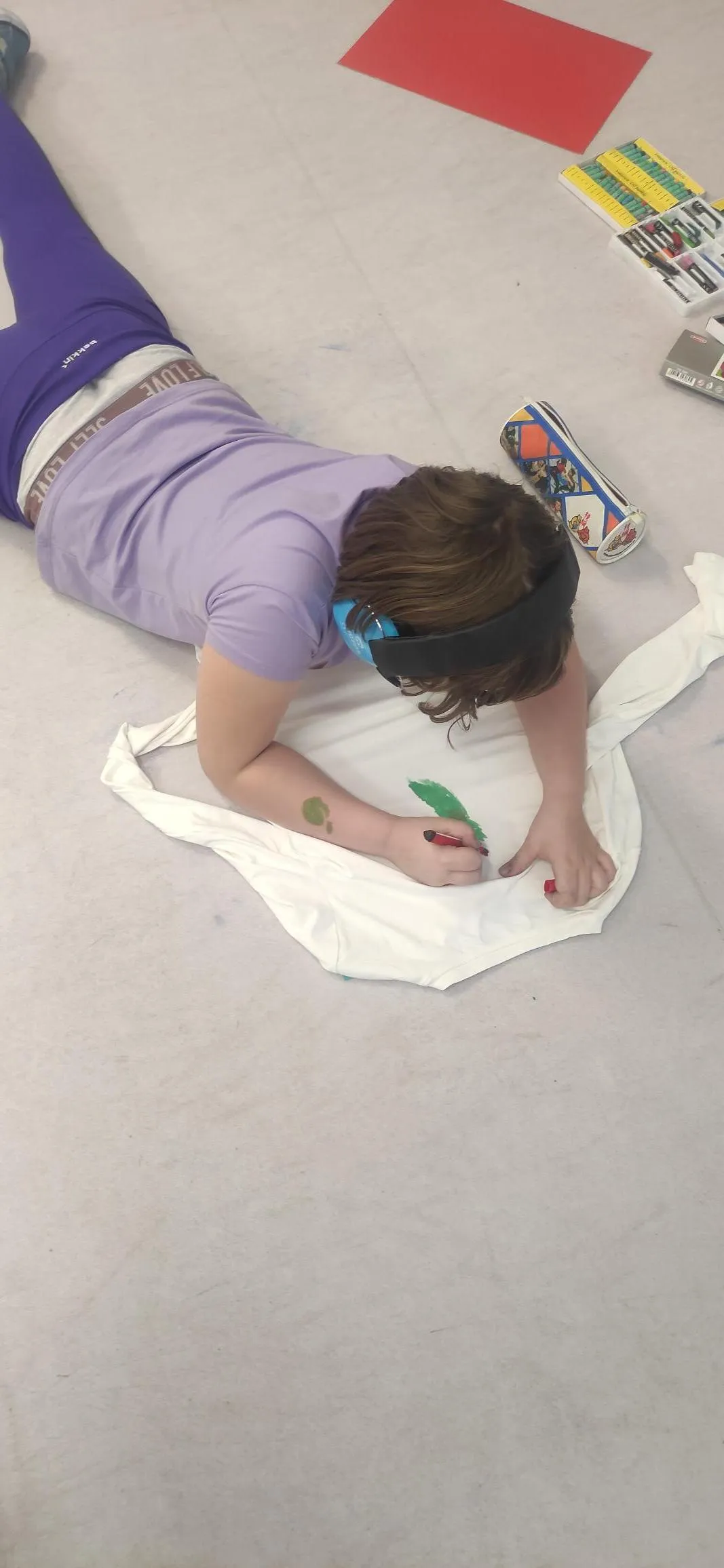 Uczennica ozdabia koszulkę