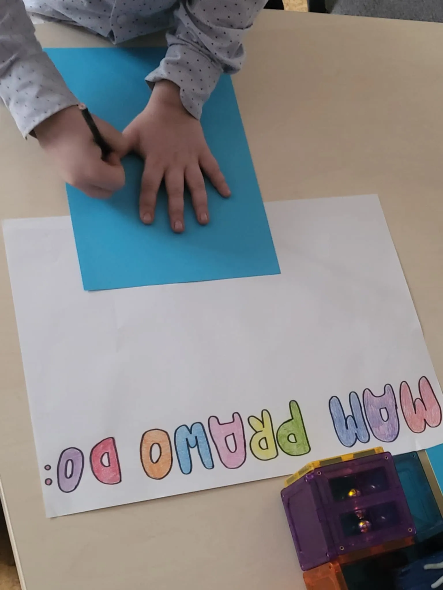 Uczennica wykonuje pracę plastyczną