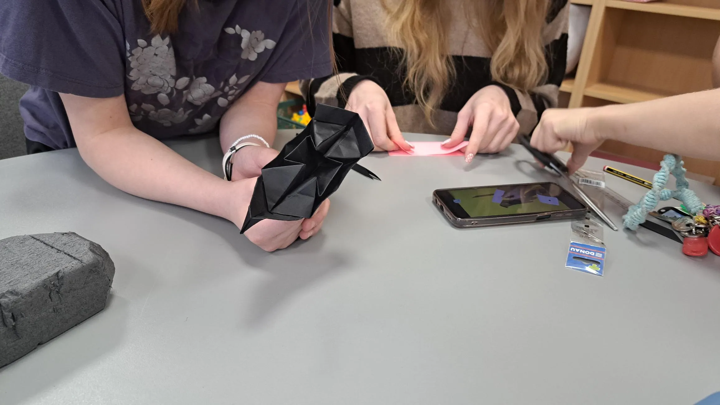 Uczniowie wykonują makietę