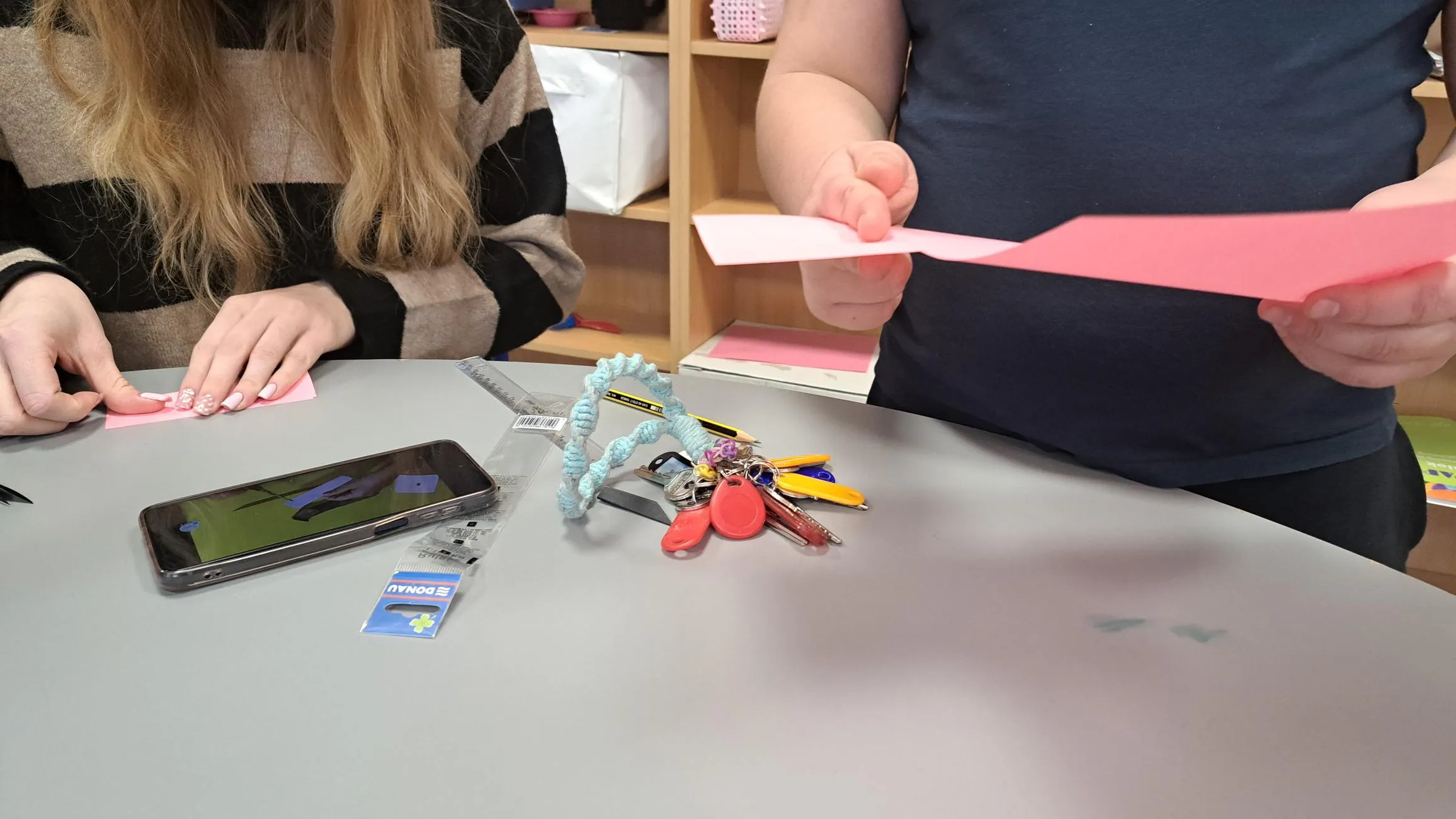 Uczniowie wykonują makietę