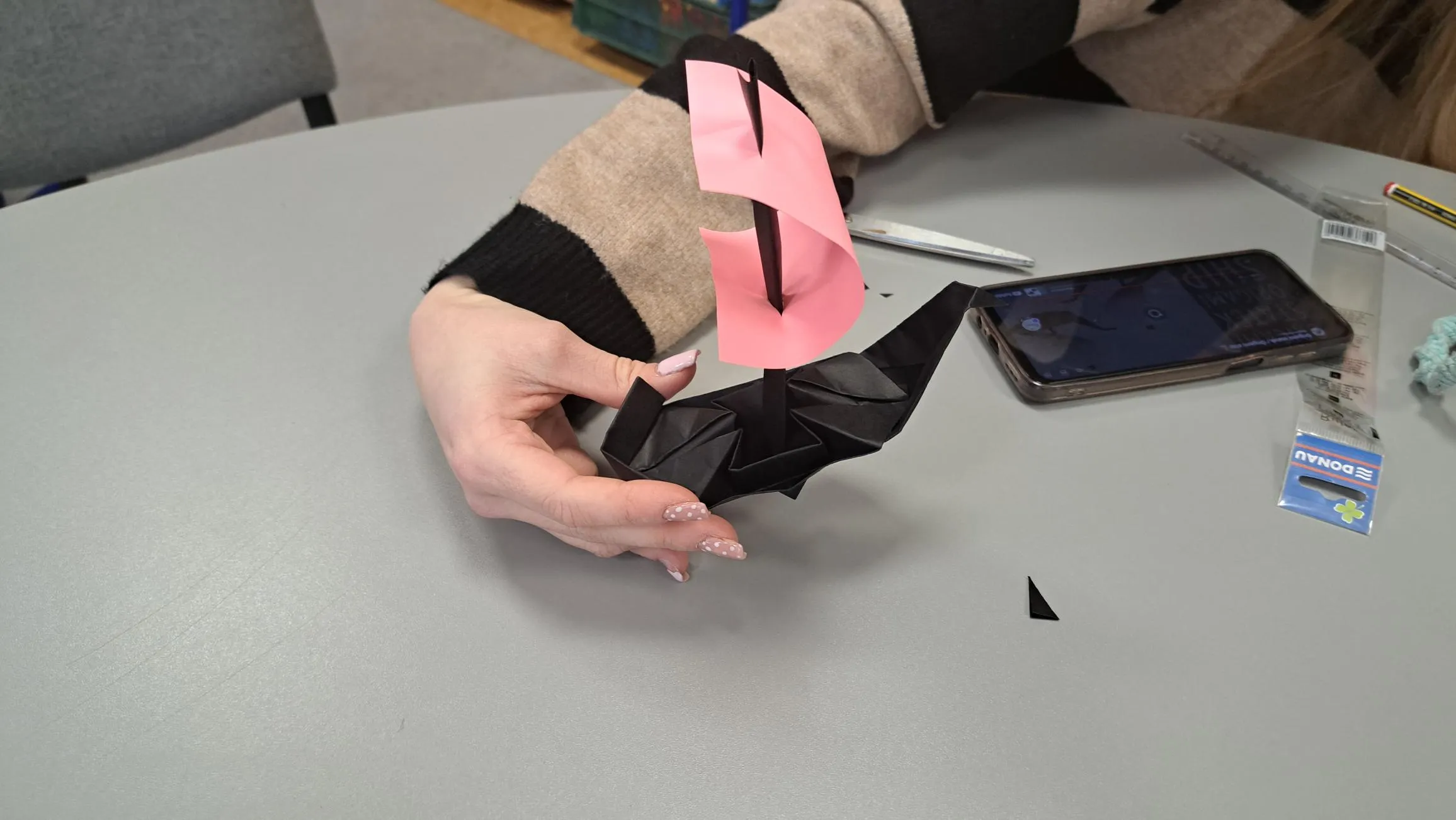 Uczniowie wykonują makietę