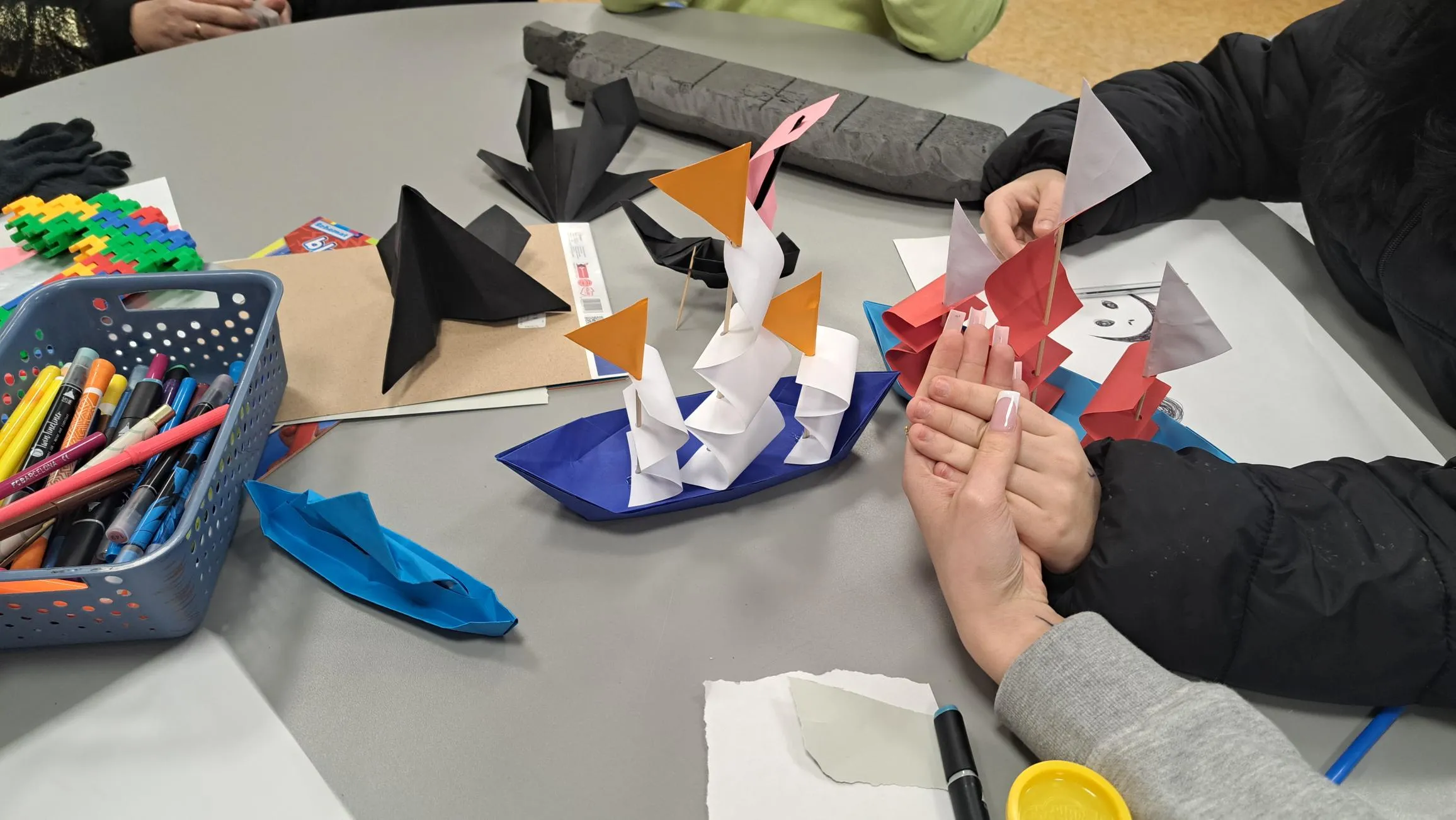 Uczniowie wykonują makietę