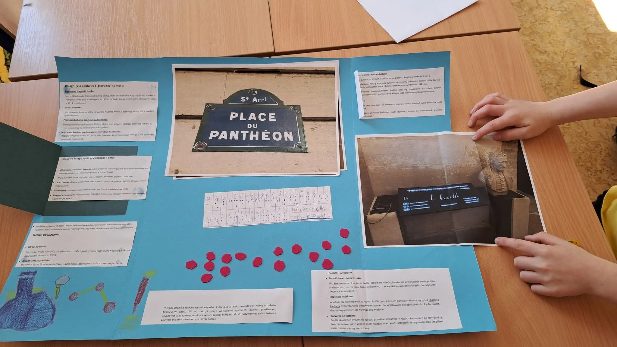 Wspólna praca nad lapbookiem