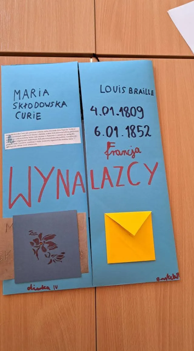 Wspólna praca nad lapbookiem