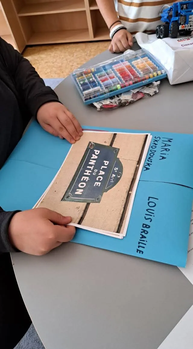 Wspólna praca nad lapbookiem