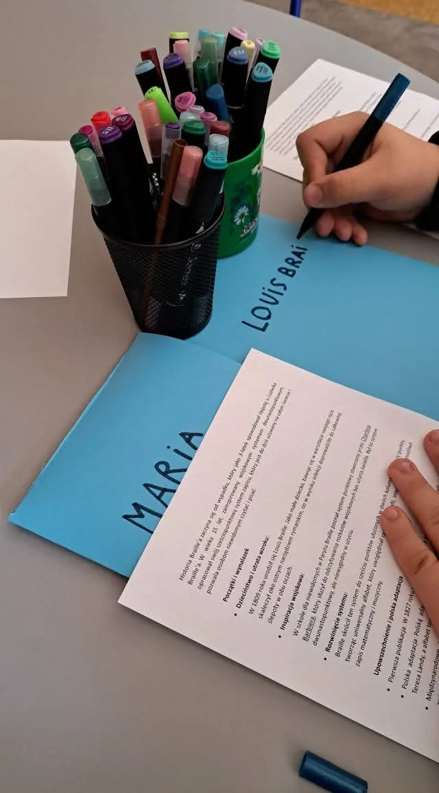 Wspólna praca nad lapbookiem