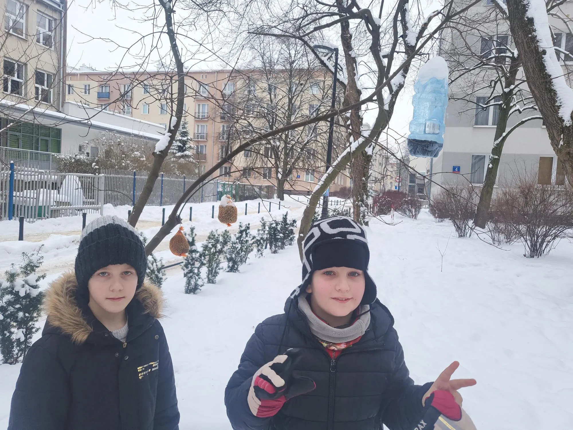 Uczniowie dokarmiają ptaki zimą