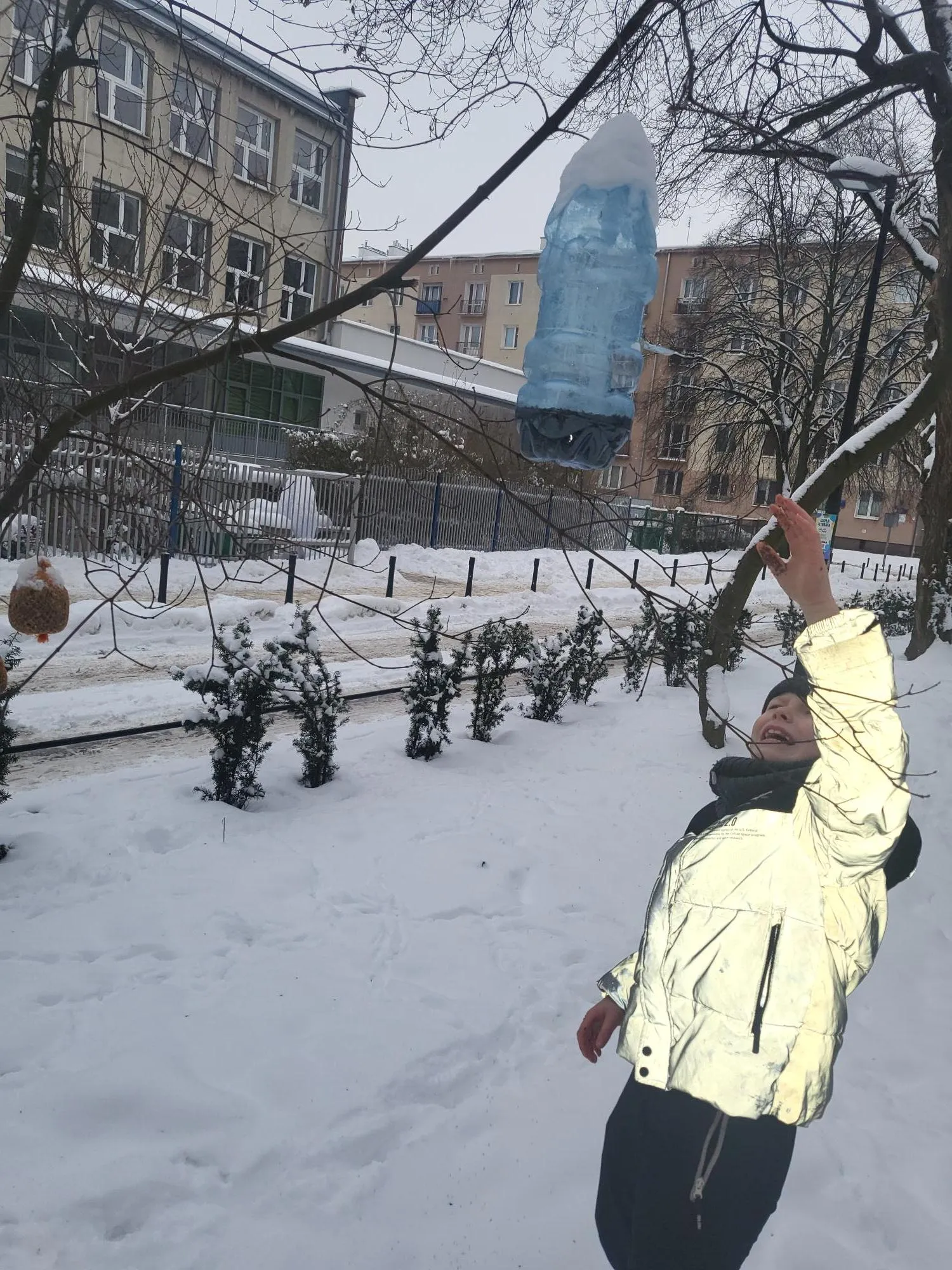 Uczniowie dokarmiają ptaki zimą