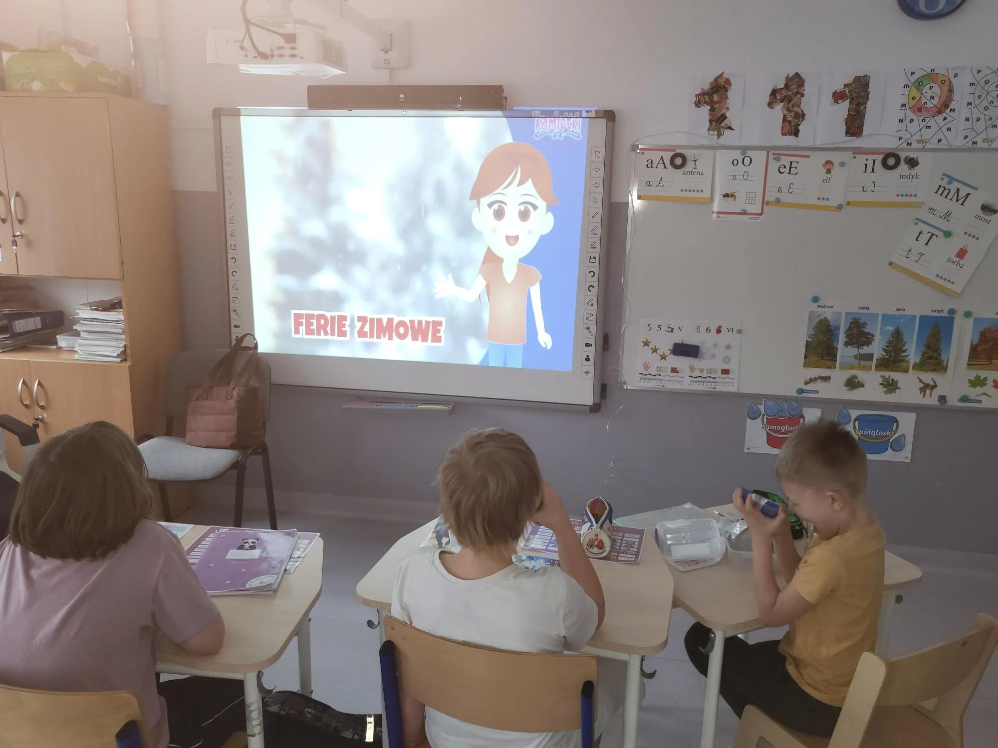 Uczniowie oglądają prezentację na temat bezpiecznych ferii