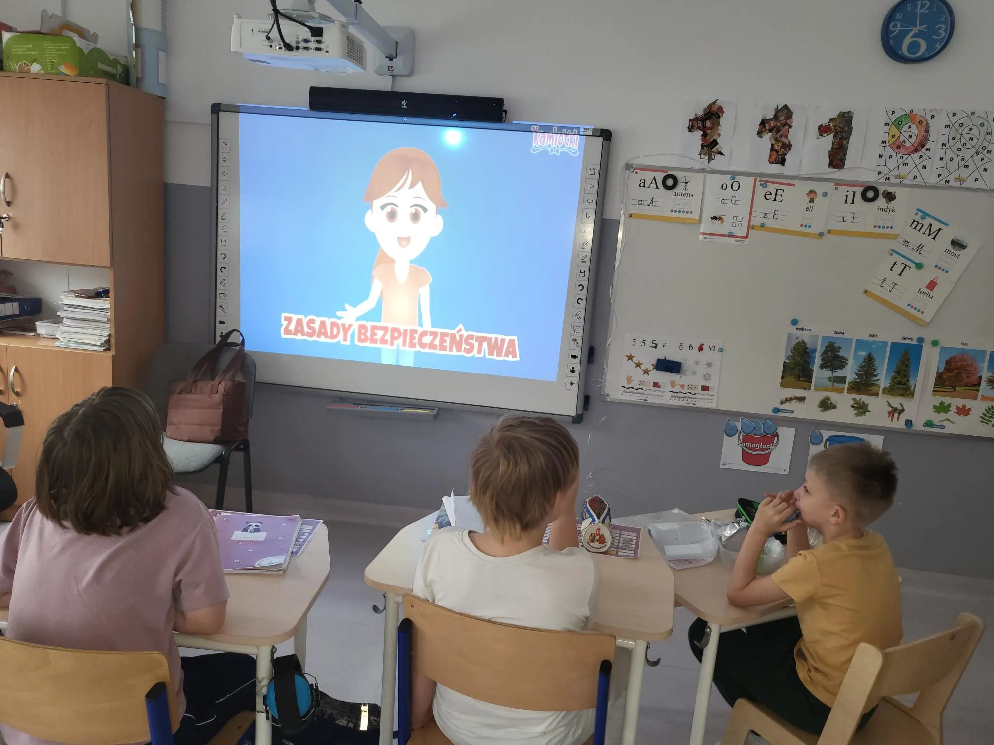 Uczniowie oglądają prezentację na temat bezpiecznych ferii