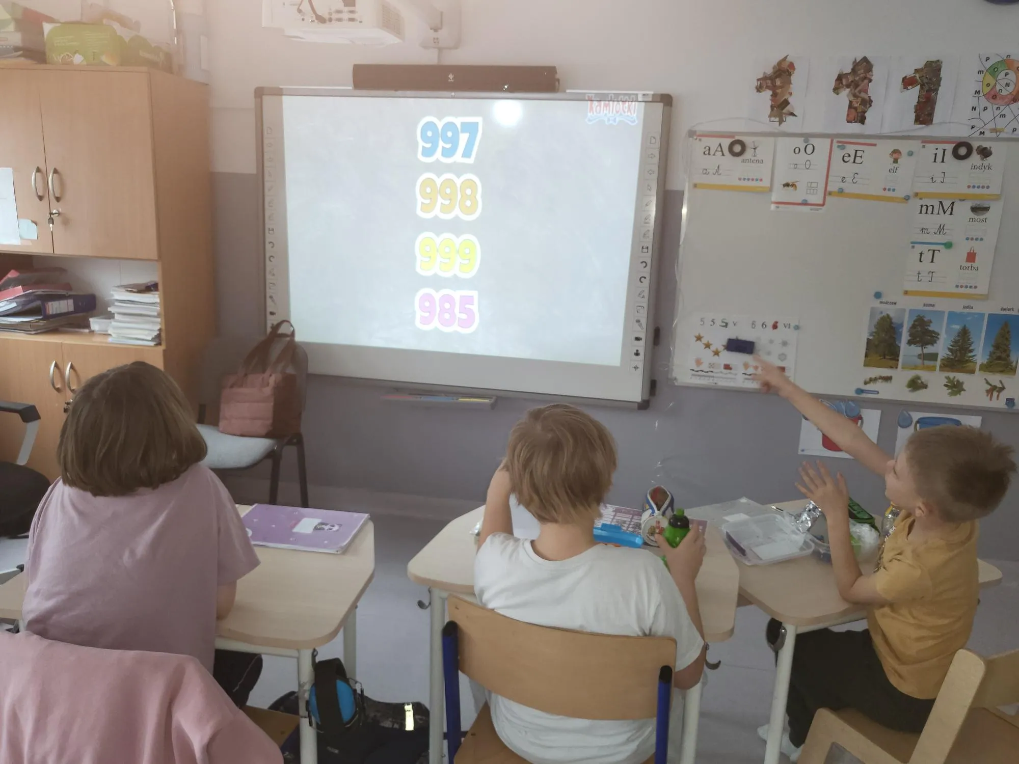 Uczniowie oglądają prezentację na temat bezpiecznych ferii