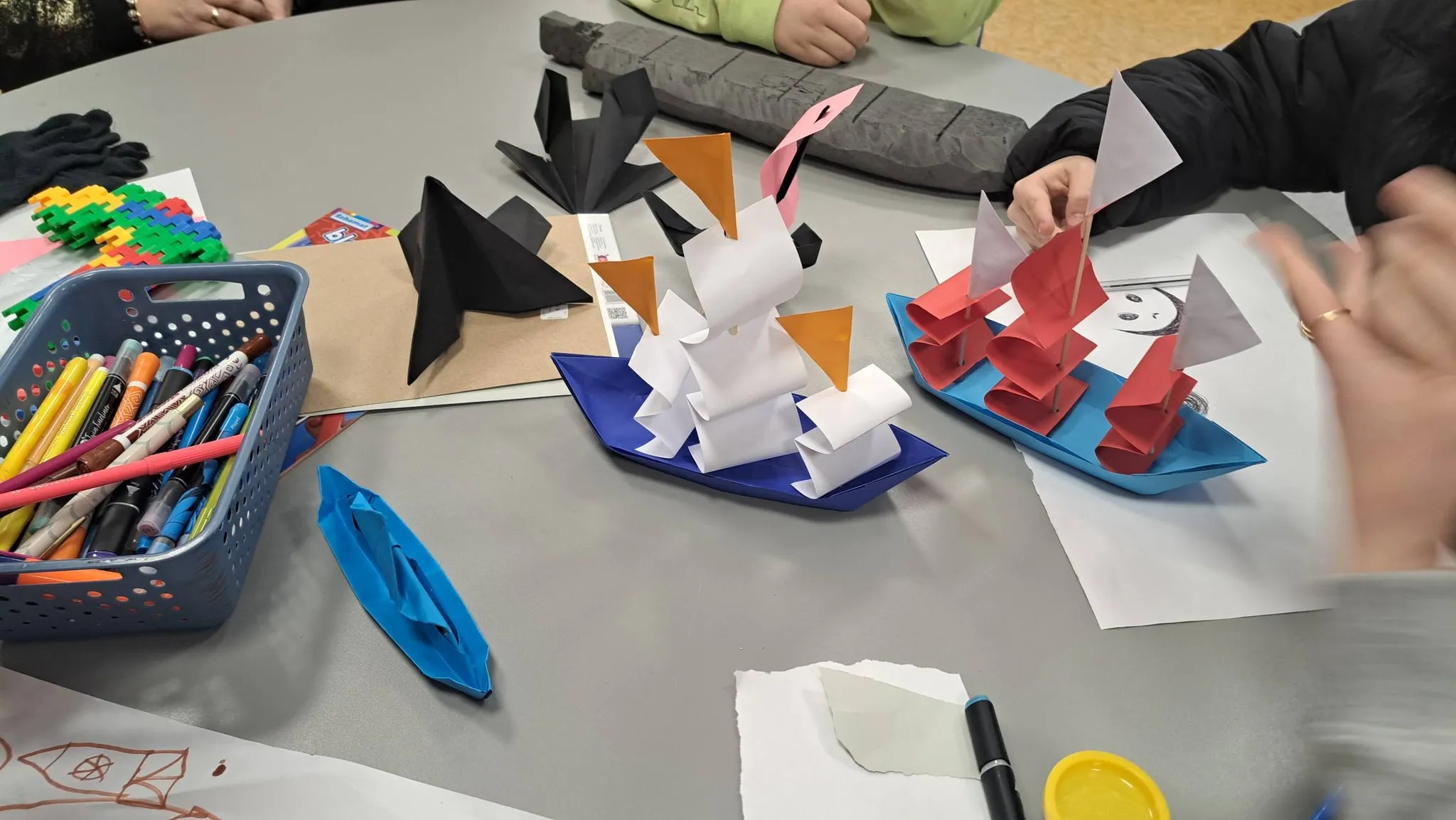 Dzieci wykonują origami Wyprawa Krzysztofa Kolumba