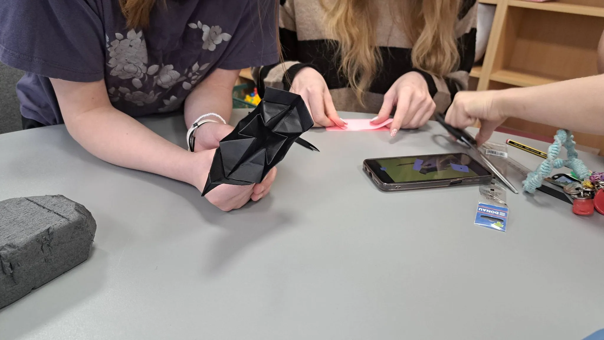 Dzieci wykonują origami Wyprawa Krzysztofa Kolumba