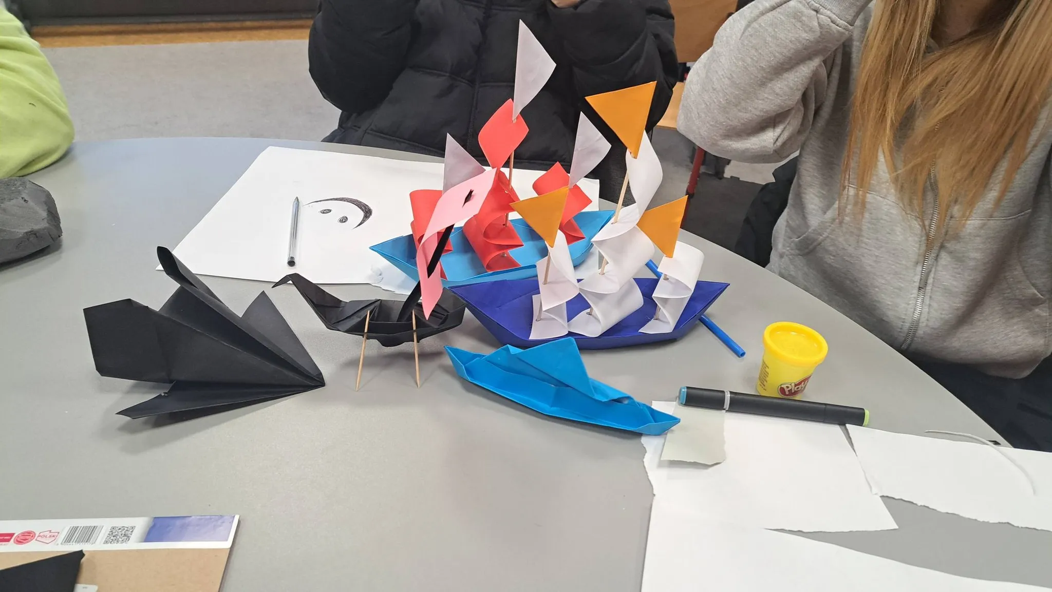 Dzieci wykonują origami Wyprawa Krzysztofa Kolumba